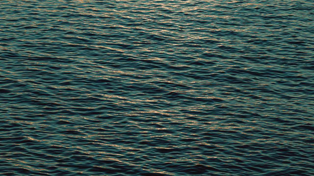 Razglednica, sa Krita: Grci, krov sa pogledom na more i prozor kroz koji bježim