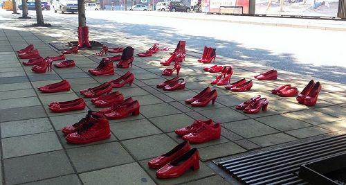 Crvene cipele – simbol nasilja nad ženama
