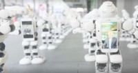 100 sićušnih robota zamenilo ljude u redu za iPhone 7